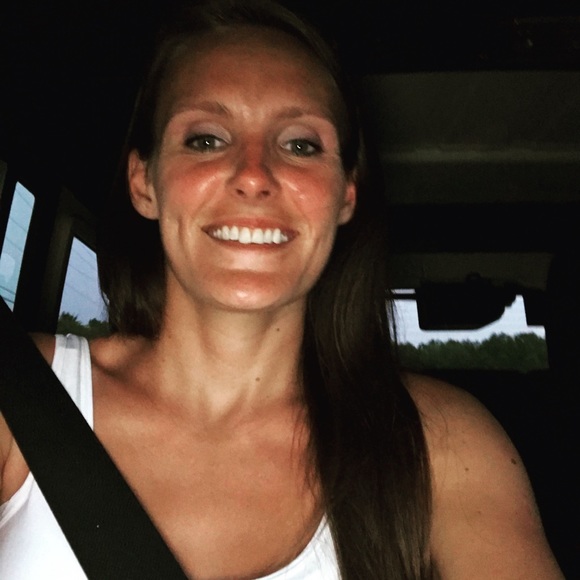 Meet your Posher, Courtney - Picture 2 of 4